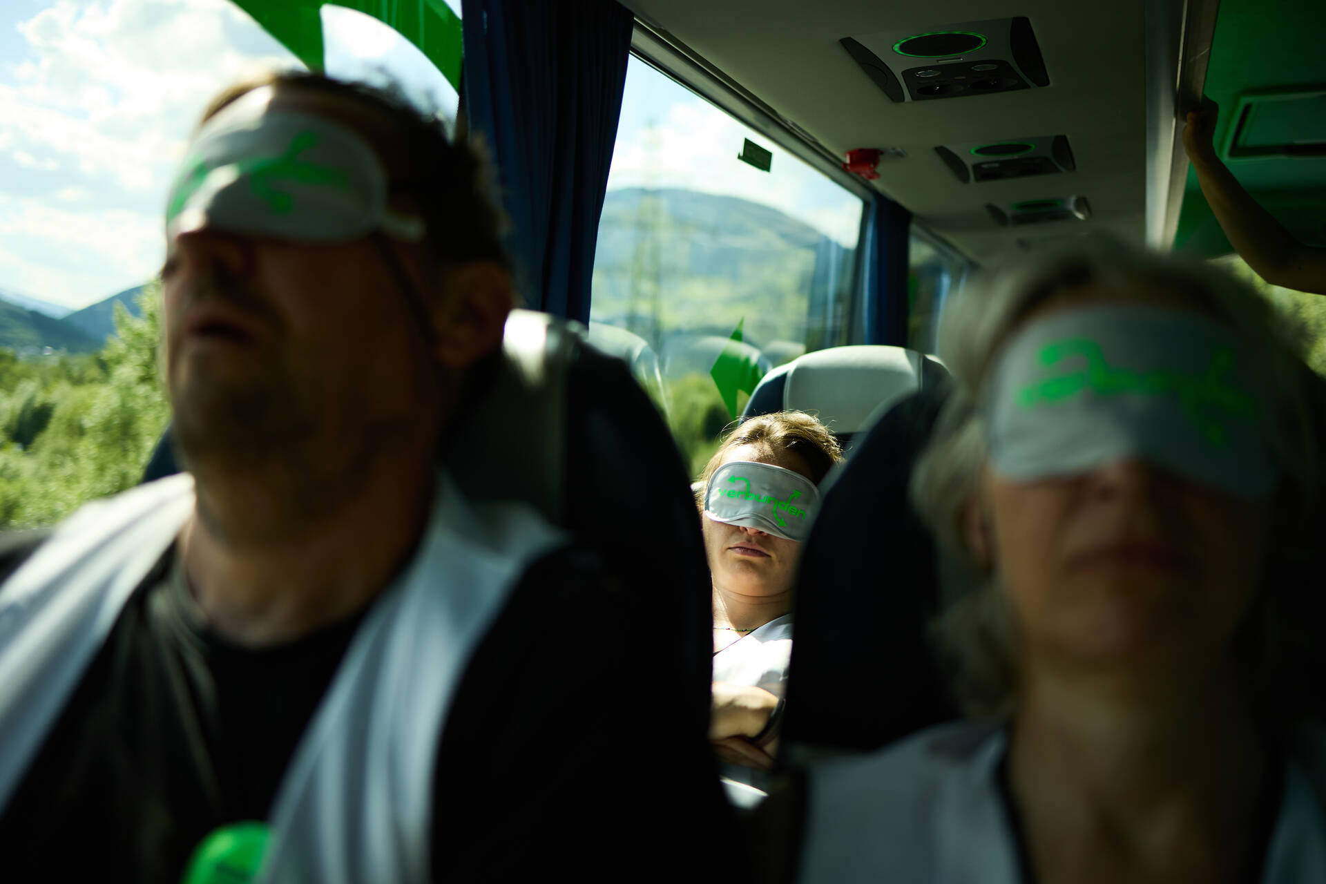Alle Personen im Bus tragen eine Schlafmaske