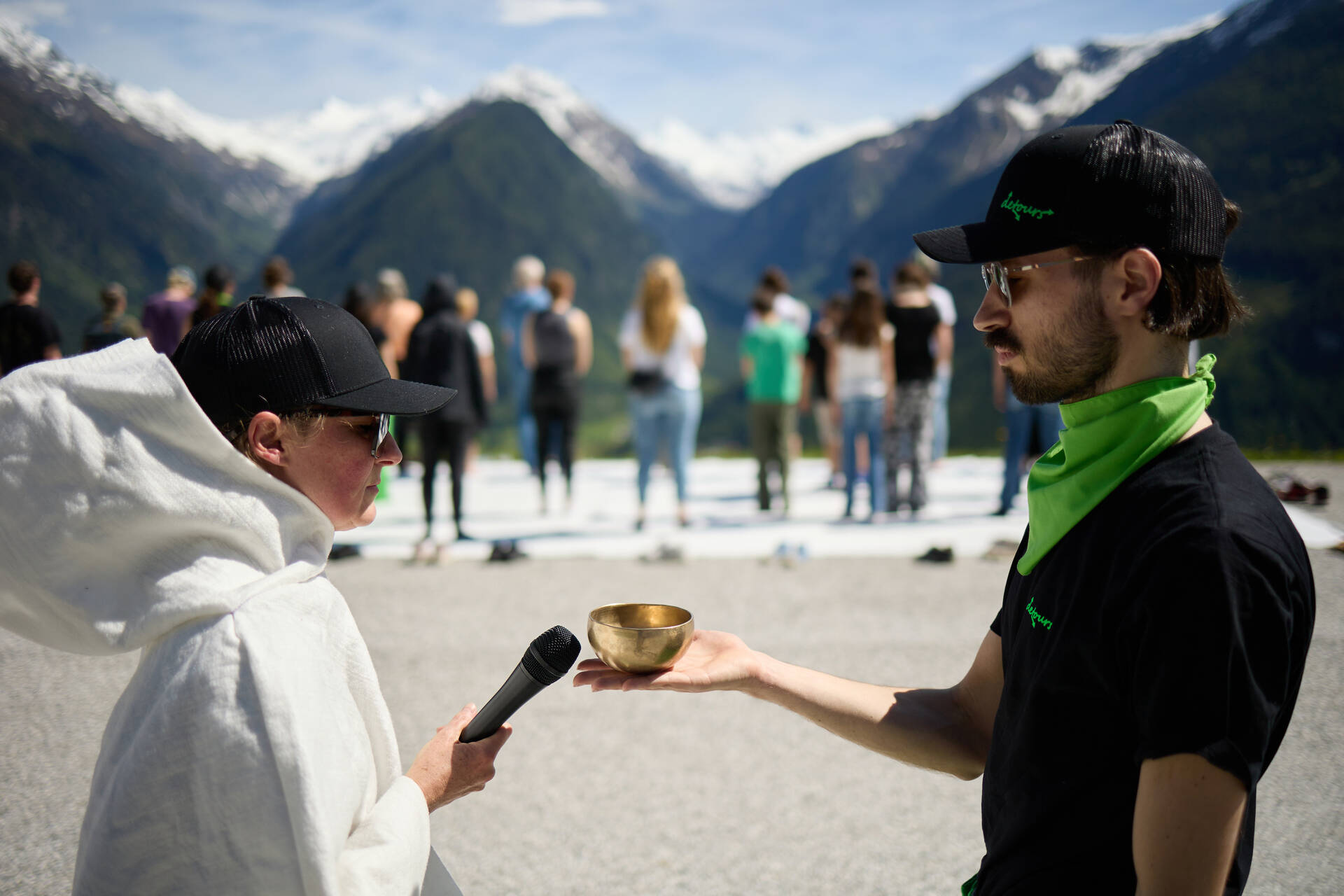 Ein Gong wird mit einem Mikro verstärkt